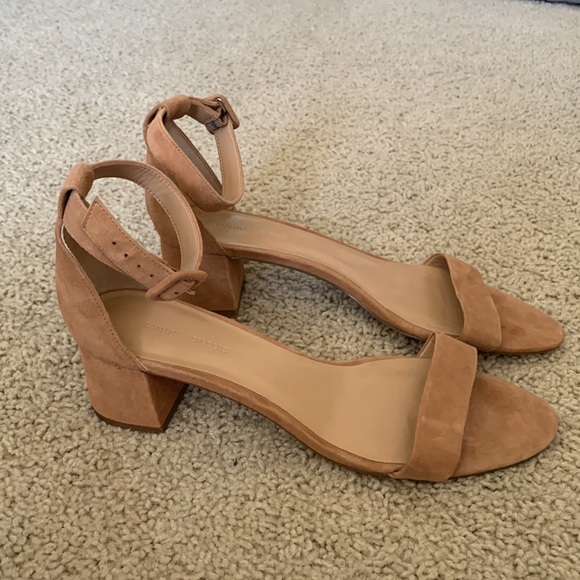 New Never-Worn Banana Republic Bare Low Block Heel Sandals 10.5 Tan Suede - Picture 4 of 7